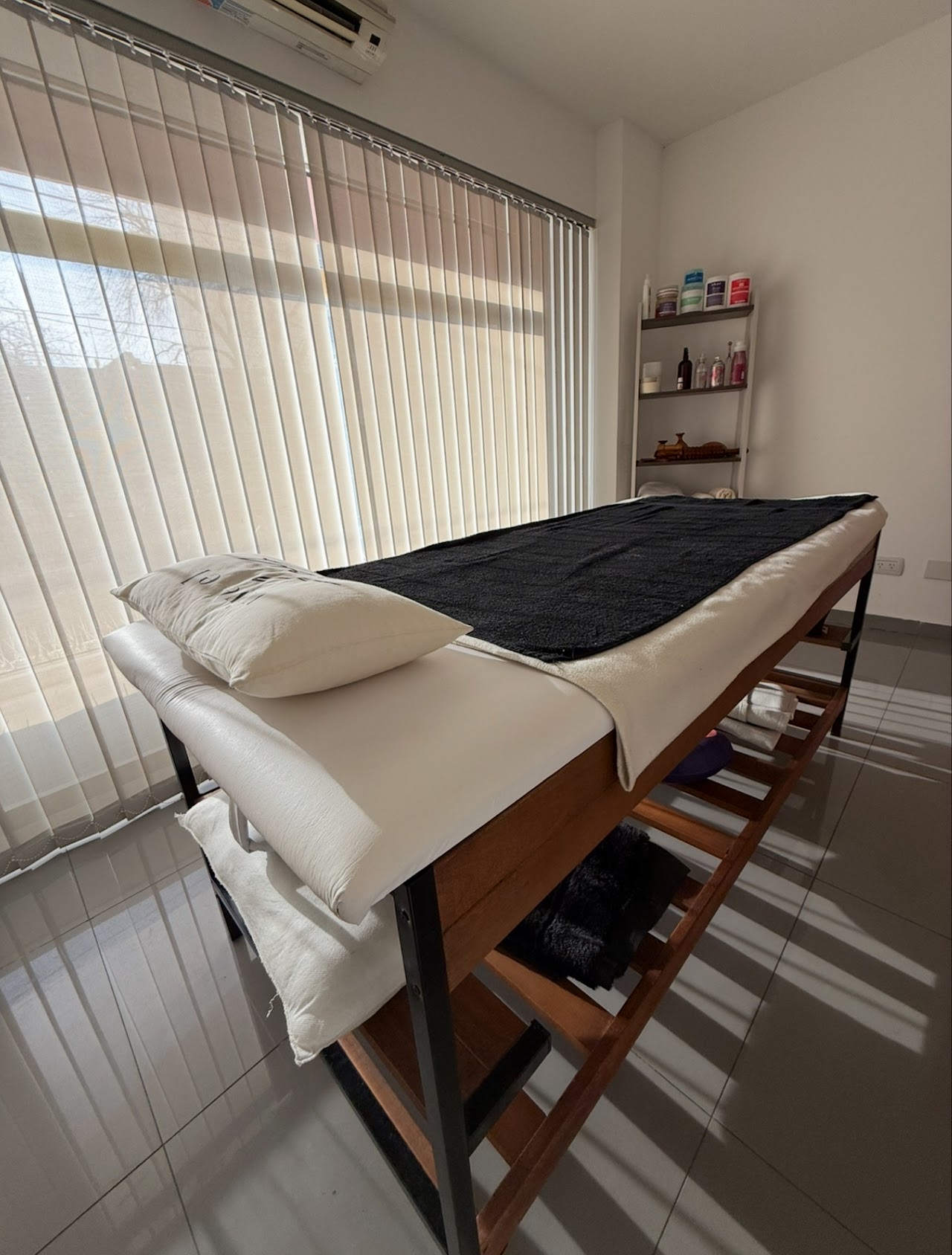 Cabina de Relajación y Confort con camilla y lencería blanca